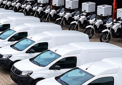 Motos com baú e furgões da frota